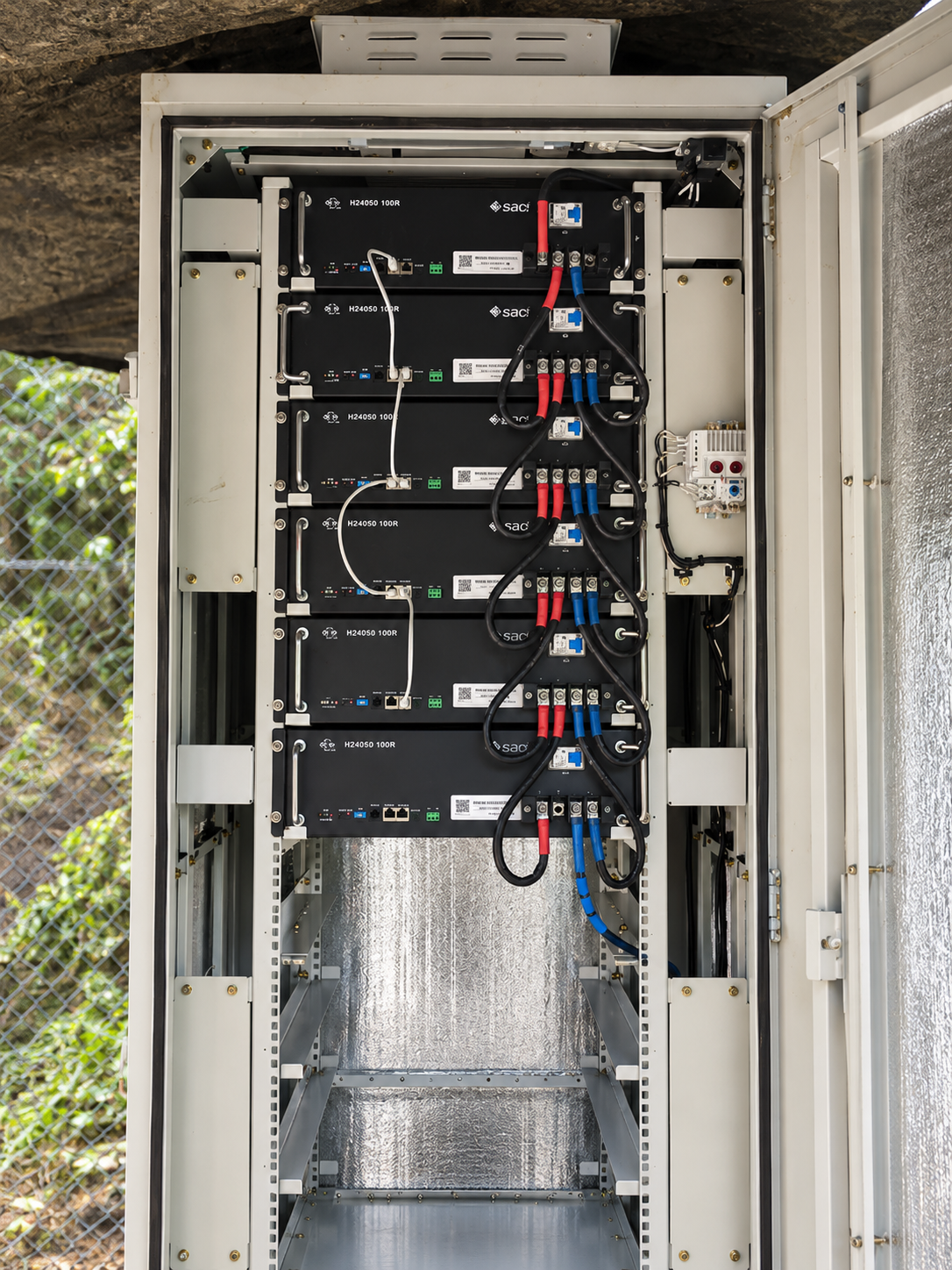Tablero fotovoltaico con baterías — foto 3